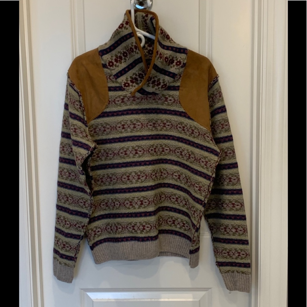 Men’s 100% lambs wool sweater w/ suede shoulders
